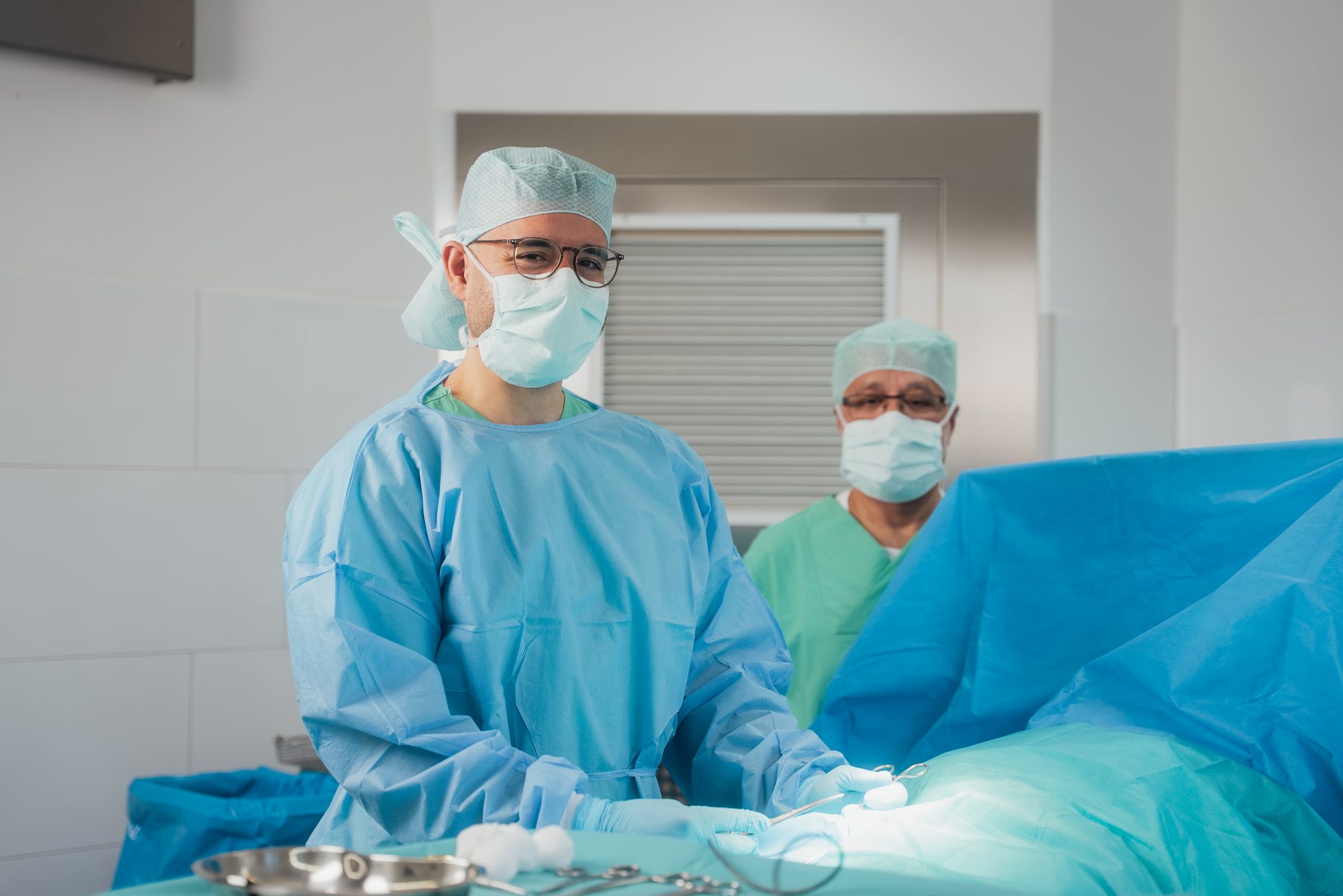 Dr. med. Feroz Afghanyar mit Kollegen im OP-Bereich