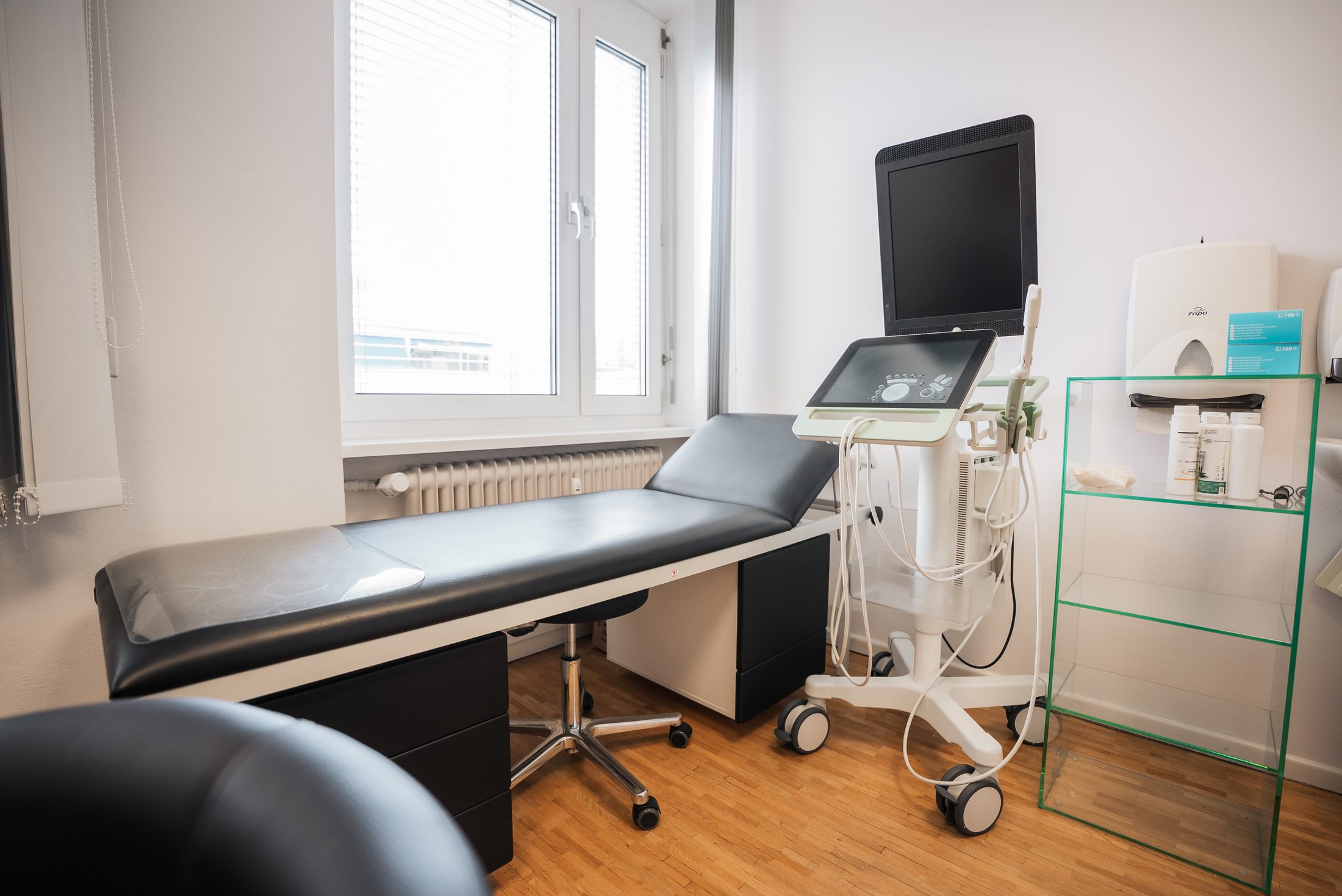 Empfangstresen mit Blumenarrangement und Wartezone