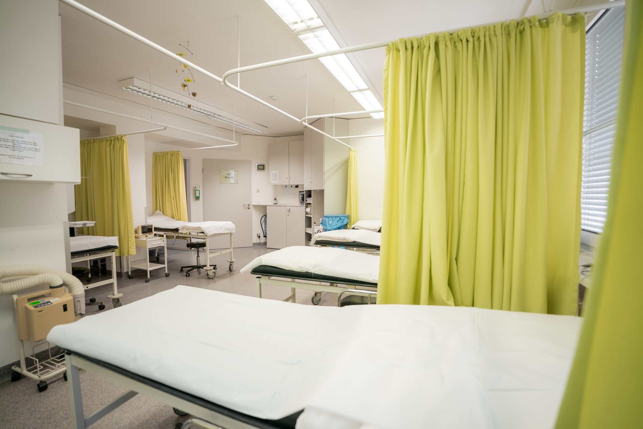 Behandlungszimmer mit Liegen hinter Sichtschutz-Vorhängen